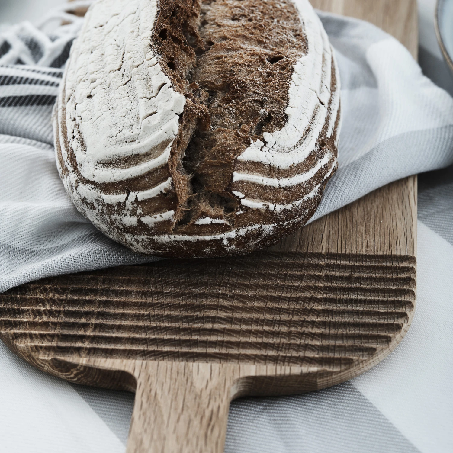 Sagaform Nature Snijplank Bamboe Met Handvat 2 Sagaform Nature Snijplank Bamboe Met Handvat - Afbeelding 2