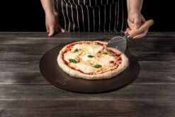 Kockums Jernverk Kockums Bak-pizzaplaat Ø35 Cm -Trendy Huishouden 505120 01 3 EnvironmentImage 673a793c47