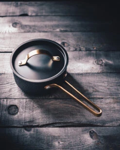 Arvet Gehamerde Zwarte Steelpan Met Deksel 10 Arvet Gehamerde Zwarte Steelpan Met Deksel -Trendy Huishouden 513364 01 5 EnvironmentImage 3d663b1a44