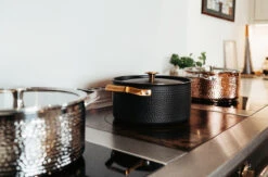 Arvet Gehamerde Zwarte Braadpan Met Deksel 10 Arvet Gehamerde Zwarte Braadpan Met Deksel -Trendy Huishouden 513365 01 5 EnvironmentImage ec5378c427