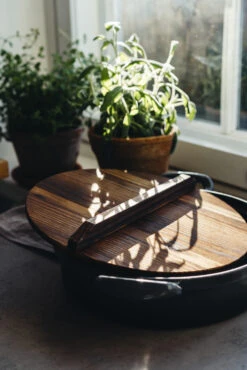 Heirol Gietijzeren Koekenpan Met Houten Deksel 9 Heirol Gietijzeren Koekenpan Met Houten Deksel -Trendy Huishouden 515876 01 4 EnvironmentImage cf54903b4b