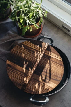 Heirol Gietijzeren Koekenpan Met Houten Deksel 11 Heirol Gietijzeren Koekenpan Met Houten Deksel -Trendy Huishouden 515876 01 6 EnvironmentImage 46514bbd73
