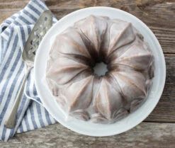 Nordic Ware Fleur De Lis Bundt Bakvorm 7 Nordic Ware Fleur De Lis Bundt Bakvorm -Trendy Huishouden 515963 01 5 EnvironmentImage f0f416b602