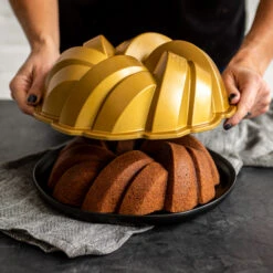 Nordic Ware 75th Anniversary Braided Bundt Bakvorm -Trendy Huishouden 515978 01 4 EnvironmentImage f56a9d9b0b