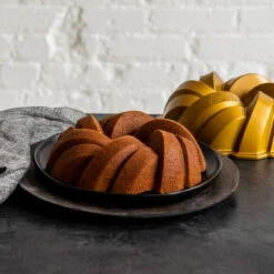 Nordic Ware 75th Anniversary Braided Bundt Bakvorm -Trendy Huishouden 515978 01 5 EnvironmentImage 9f5dfc8966