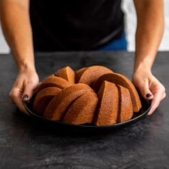 Nordic Ware 75th Anniversary Braided Bundt Bakvorm -Trendy Huishouden 515978 01 6 EnvironmentImage 71dc24d3fc