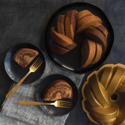 Nordic Ware 75th Anniversary Braided Bundt Bakvorm -Trendy Huishouden 515978 01 7 EnvironmentImage f31029e1a6