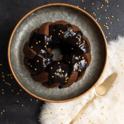 Nordic Ware 75th Anniversary Braided Bundt Bakvorm -Trendy Huishouden 515978 01 8 EnvironmentImage 6625678929