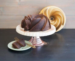 Nordic Ware Heritage Bundt Bakvorm Goud -Trendy Huishouden 515987 01 4 EnvironmentImage 71662b9ff0