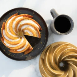 Nordic Ware Heritage Bundt Bakvorm Goud -Trendy Huishouden 515987 01 6 EnvironmentImage ca93305ccc